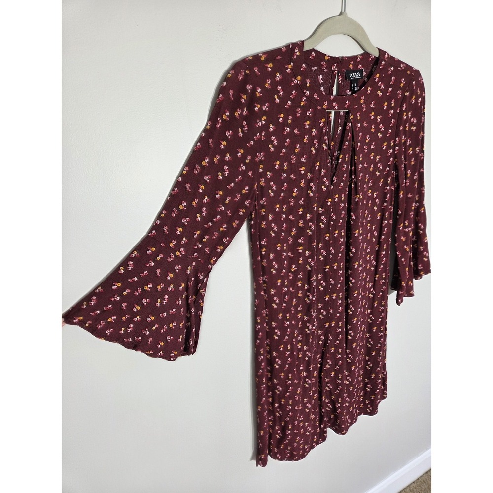 a.n.a. Women's Boho Mini Dress XS Bell Sleeves Floral Key Hole Burgundy Ditsie
